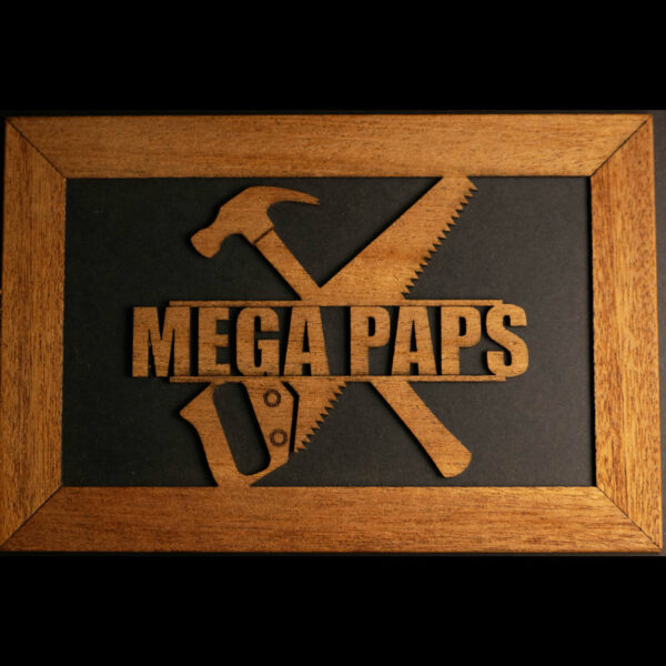 Puidust postkaart "Mega paps"